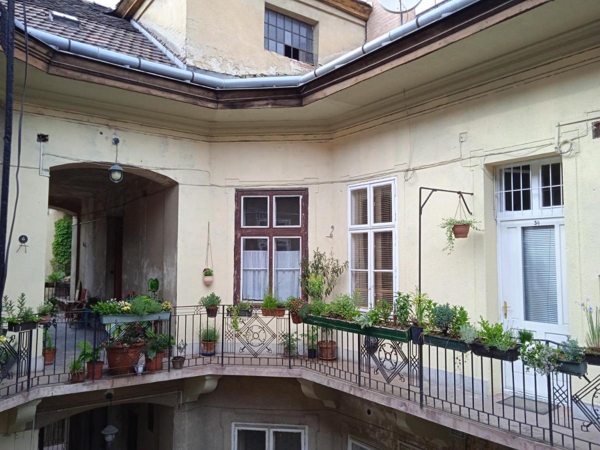 Classical Budapest Apartment In The Old Pest Zewnętrze zdjęcie